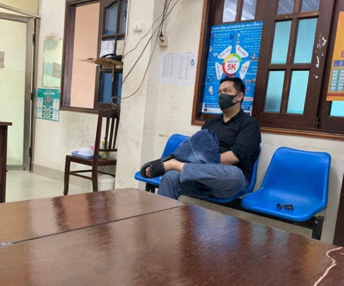 Nguyễn Trung Kim Thái bình thản ngồi vắt chân tại cơ quan công an ngày 31/12/2021. Ảnh: TL.
