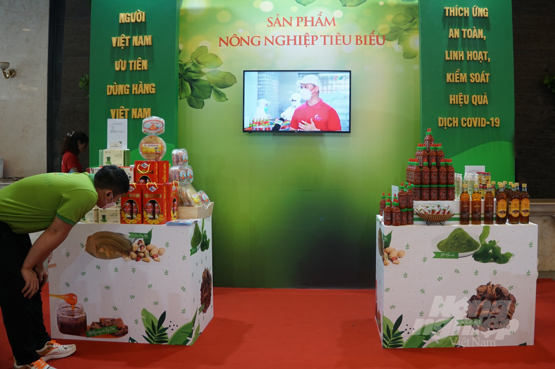 Các sản phẩm nông nghiệp tiêu biểu của TP.HCM trưng bày tại Hội nghị. Ảnh: Nguyễn Thủy.