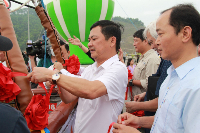 Lãnh đạo tỉnh Hà Tĩnh cùng gắn nơ vào khinh khí cầu chào mừng SEA Games 31.