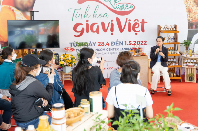 Nguyen Thi Van Anh, Director of Tri Viet Phat Trading - Service and Production Co., Ltd. shares her experience in achieving international standards and conquering international markets with young startups at the Essense of Vietnam Spices Festival 2022. Photo: Nguyen Thuy