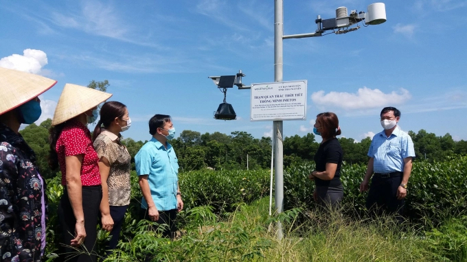 A smart monitoring station is put into operation at a tea plantation in Thai Nguyen. Photo: Dong Van Thuong.