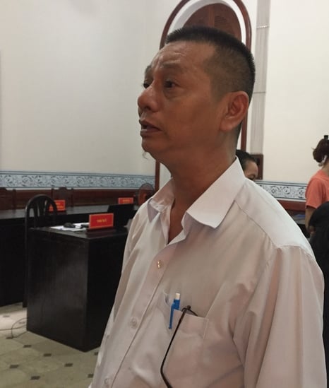 Nhà thơ Trương Minh Nhật tại phiên tòa sơ thẩm ngày 25/4.