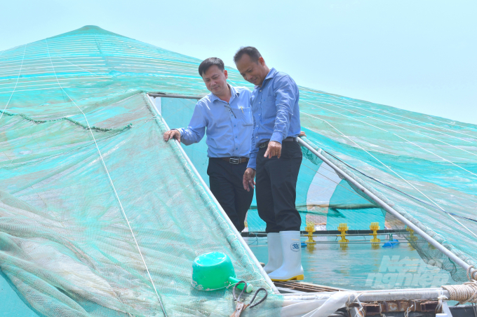 Mr. Ngo Minh Tuan introducing to visitors about the high-tech shrimp farming process at the farm. Photo: Minh Dam.