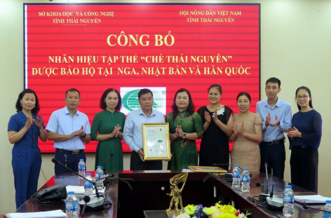 Đại diện Hội nông dân tỉnh đón nhận Giấy chứng nhận đăng ký nhãn hiệu tập thể 'Chè Thái Nguyên' tại Nga, Nhật Bản và Hàn Quốc. Ảnh: Anh Hải.
