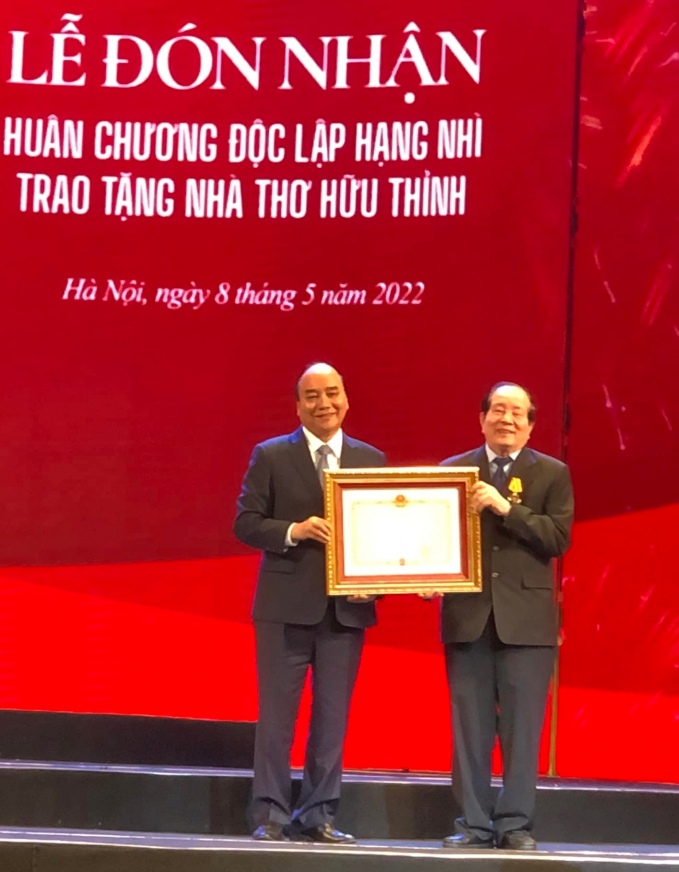 Chủ tịch nước Nguyễn Xuân Phúc trao tặng Huân chương Độc lập hạng nhì cho nhà thơ Hữu Thỉnh.