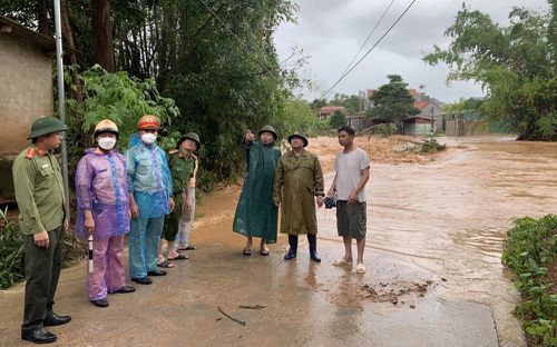 Lãnh đạo huyện Lục Ngạn xuống hiện trường chỉ huy khắc phục hậu quả mưa lũ.