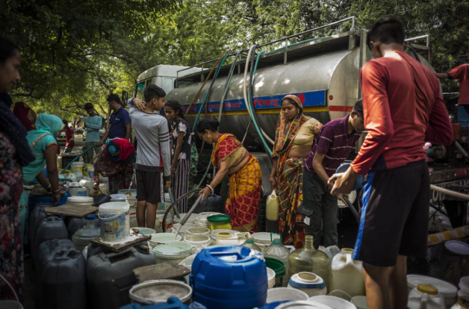 Residents fill water from a Delhi Municipal Corp. truck in New Delhi on April 30. Photo: Anindito Mukherjee/Bloomberg