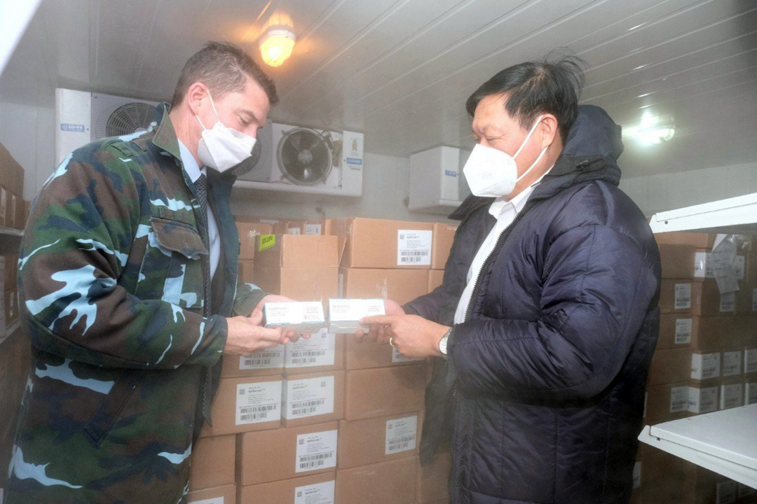 Thứ trưởng Đỗ Xuân Tuyên và Phó Đại sứ Mark Tattersall thăm kho lạnh bảo quản vacxin của Viện Vệ sinh Dịch tễ Trung ương. Ảnh: BYT.