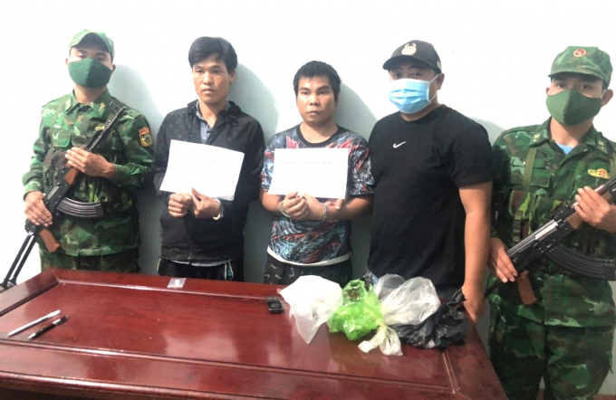 Các đối tượng đang bị bắt giữ tại Bộ đội Biên phòng tỉnh Kon Tum.