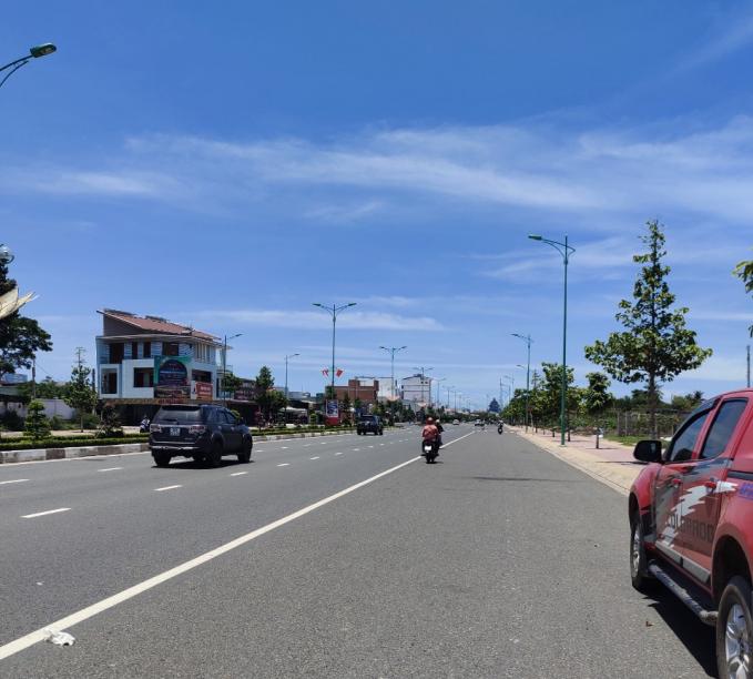 Dự án đại lộ Nguyễn Tất Thành, TP Phan Thiết, tỉnh Bình Thuận có chiều dài hơn 2,9 km. Ảnh: ĐS.