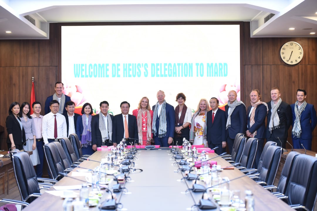 Minister of Agriculture and Rural Development, Mr. Le Minh Hoan, receives a global delegation of De Heus and Hung Nhon Group. Photo: Minh Phuc.