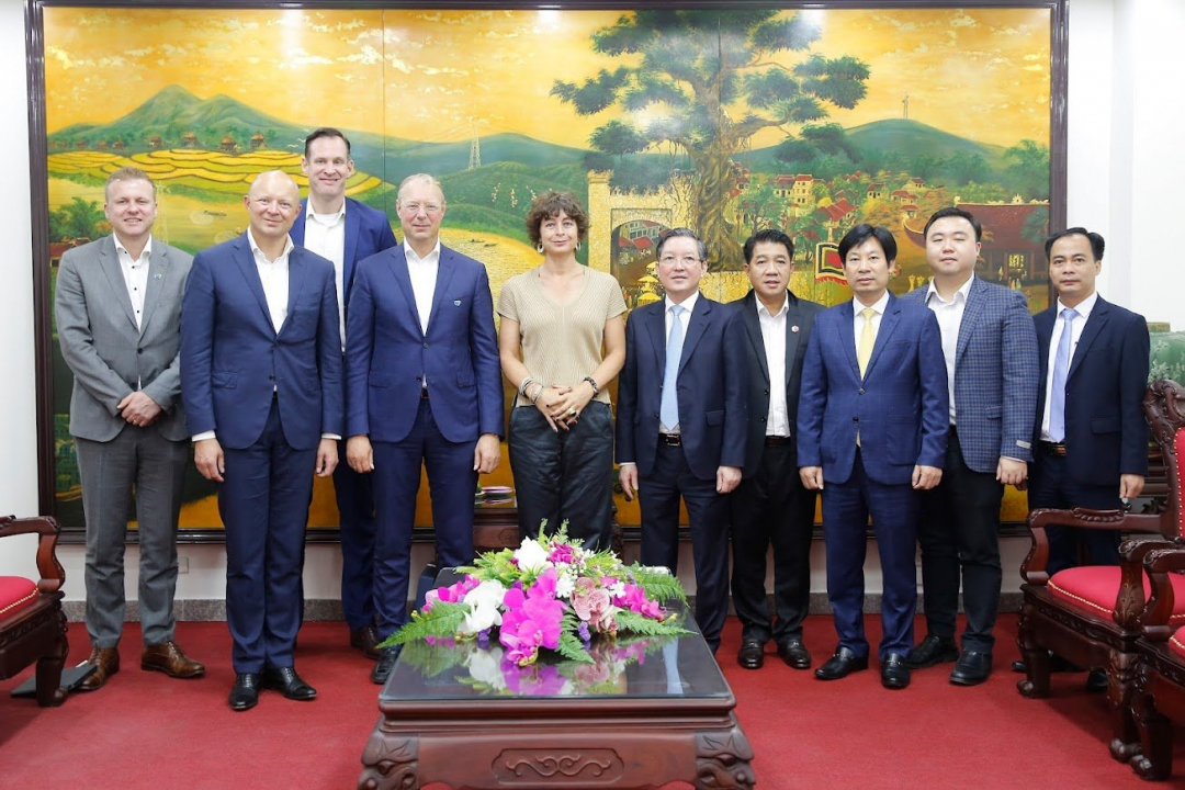 The leadership delegation of Royal De Heus and Hung Nhon Groups visits and works at the Vietnam Farmers' Union.