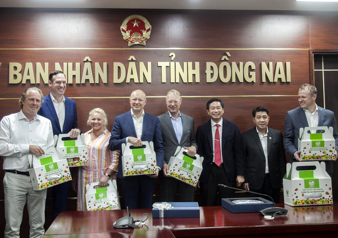 The leadership delegation of De Heus Royal and Hung Nhon Groups visits and works with Dong Nai province's People's Committe.