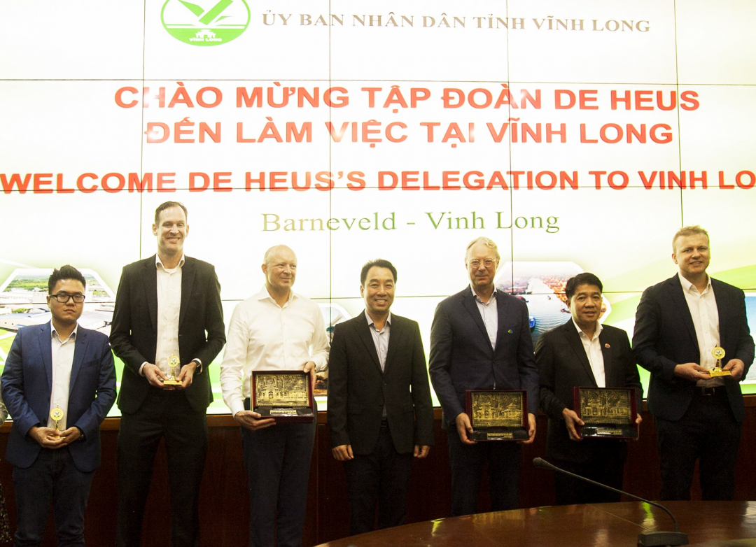 The De Heus Royal and Hung Nhon Groups' delegation visits and works with the People's Committee of Vinh Long province.