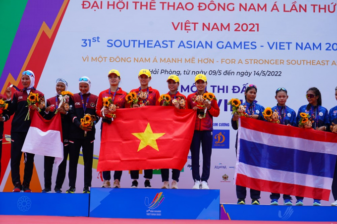Những cô gái Việt Nam vinh dự đứng trên bục nhận giải cao nhất tại nội dung thuyền bốn nữ hạng nặng hai mái chèo. Ảnh: Đàm Thanh.