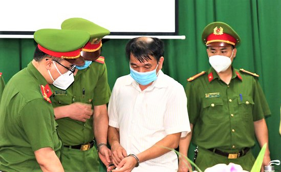 Công an tỉnh Hà Giang thực hiện bắt tạm giam đối với Nguyễn Trần Tuấn, Giám đốc CDC Hà Giang. Ảnh: Tư liệu.