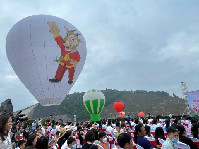 Khinh khí cầu mang hình ảnh sao la bay cao ở Hà Tĩnh.