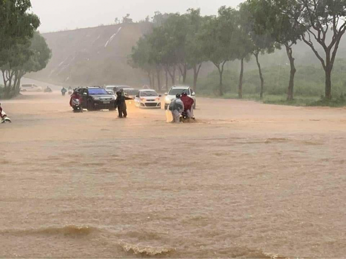 Khu vực đường Chiềng On, đoạn qua nhà thi đấu đa năng của tỉnh Lào Cai nước dâng cao khiến nhiều người đi xe máy gặp nguy hiểm. Các loại xe ô tô cỡ nhỏ, gầm thấp qua đoạn đường này cũng phải hết sức thận trọng.