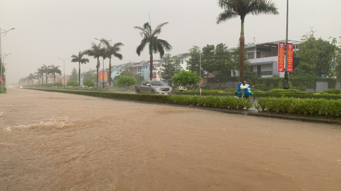 Mưa dồn dập khiến đoạn đường Trần Hưng Đạo đi qua địa bàn phường Bình Minh bị ngập do mưa lớn. Đây là tuyến đường chính nối 2 đầu thành phố Lào Cai. Các phương tiện di chuyển qua khu vực này hết sức khó khăn bởi nước ngập sâu.