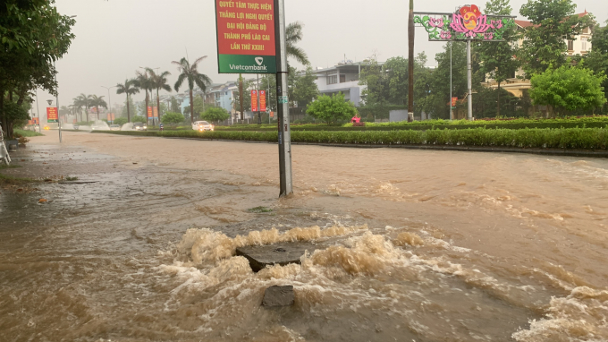 Mưa lớn khiến giao thông đình trệ, đặc biệt tại một số phường như Bình Minh, Bắc Lệnh, Nam Cường, Pom Hán của thành phố Lào Cai xảy ra ngập cục bộ ở nhiều tuyến đường. Mưa lớn khiến nhiều người tới công sở, đưa con đi học bằng ô tô hay xe máy qua những điểm ngập lụt hết sức khó khăn.