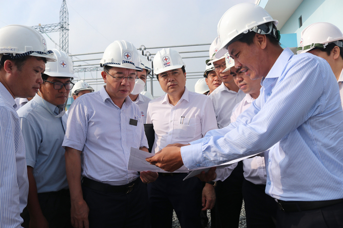 Tổng giám đốc EVNNPT Phạm Lê Phú nghe báo báo tiến độ thi công TBA 500kV Đức Hoà.