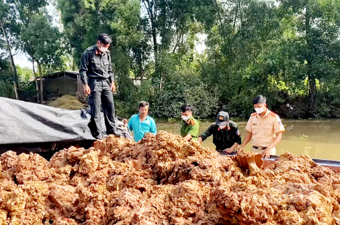 Lực lượng liên ngành kiểm tra số đất các phương tiện vận chuyển trái phép. Ảnh: Tiến Tầm.