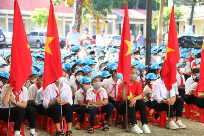 Các học sinh tham gia hưởng ứng buổi lễ. Ảnh: Quang Yên.