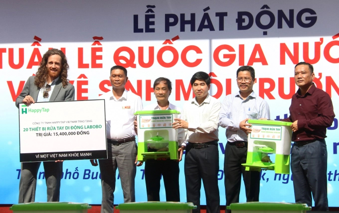 Leaders attended the ceremony to donate hand washing equipment to schools in Buon Ma Thuot city. Photo: Quang Yen.