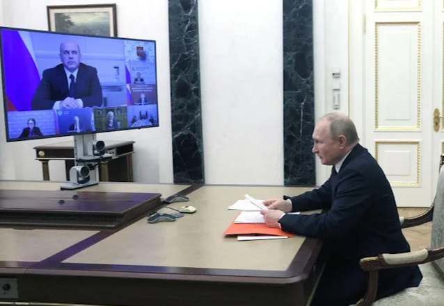 Tổng thống Nga Vladimir Putin chủ trì cuộc họp trực tuyến ở Moscow. Ảnh: Reuters
