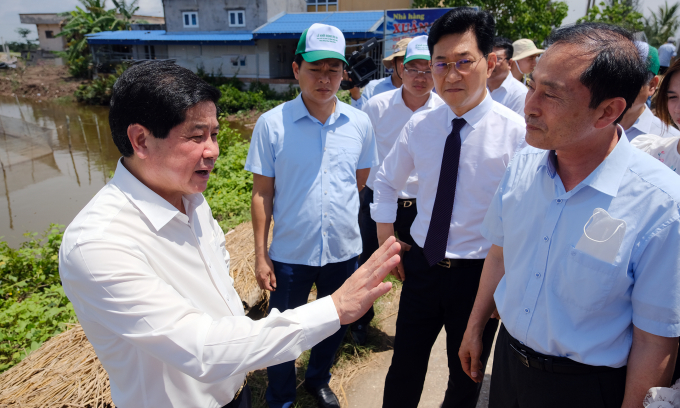 Thứ trưởng Lê Quốc Doanh trao đổi với đại diện Cơ quan Lâm nghiệp Hàn Quốc tại Việt Nam. Ảnh: Bảo Thắng.