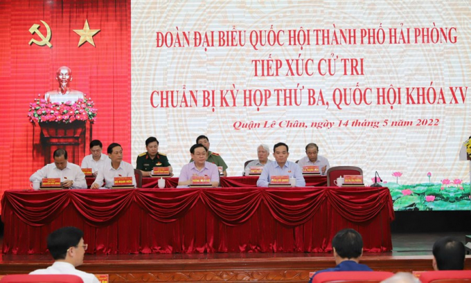 Chủ tịch Quốc hội Vương Đình Huệ và Đoàn ĐBQH TP Hải Phòng tiếp xúc cử tri quận Lê Chân lấy ý kiến chuẩn bị cho Kỳ họp thứ Ba, Quốc hội khoá XV. Ảnh: Đàm Thanh.