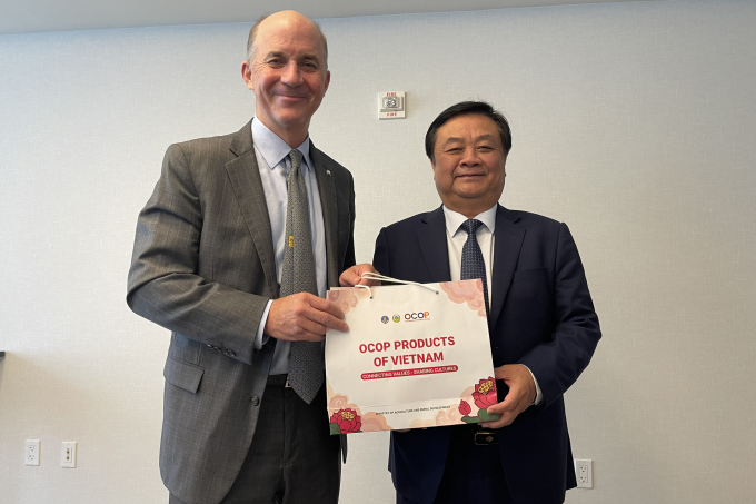 Minister Le Minh Hoan presented Vietnam's OCOP product as a gift to Mr. Carter Roberts, President and CEO of the World Wildlife Fund in the United States. Photo: Le Trung Quan.