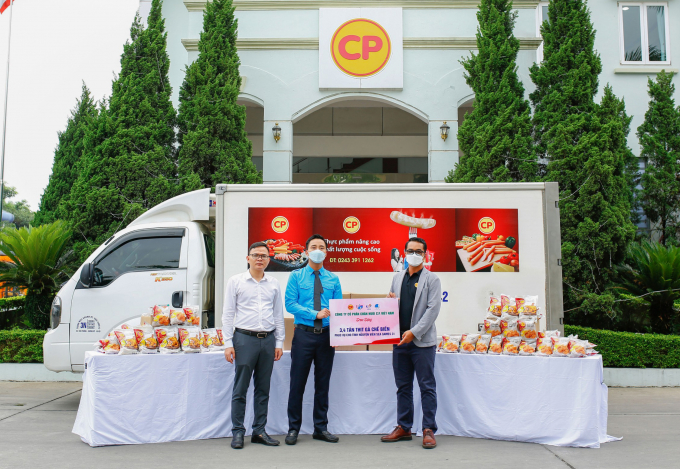 Ông Sakchai Chatchaisophon (bên phải) trao biển tặng 3,4 tấn thực phẩm tới Hội LHTN Việt Nam Thành phố Hà Nội. Ảnh: CPV.