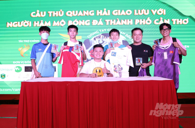 Chiều ngày 15/5, cầu thủ Nguyễn Quang Hải có buổi họp mặt, giao lưu cùng người hâm mộ tại TP Cần Thơ. Ảnh: Lê Hoàng Vũ.