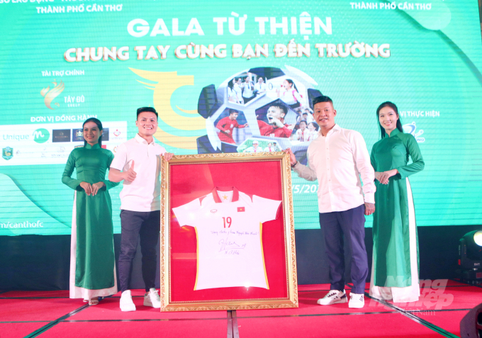 Cầu thủ Nguyễn Quang Hải gây quỹ 850 triệu đồng giúp đỡ trẻ em mồ côi do Covid-19. Ảnh: Lê Hoàng Vũ.
