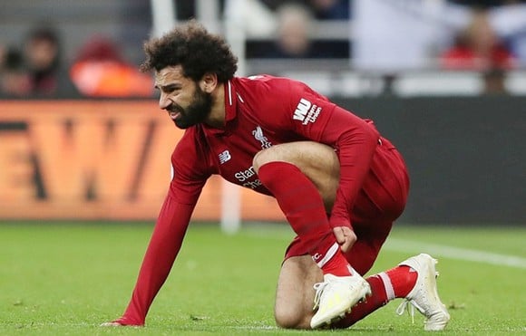 Chấn thương của Mohamed Salah không nghiêm trọng. Ảnh: Express.