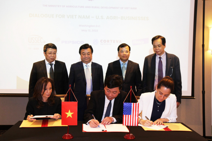 Ký kết Thỏa thuận hợp tác (MOU) giữa Đối tác phát triển Nông nghiệp bền vững với Pepsico và Care International về tăng cường hợp tác sản xuất lương thực tại Việt Nam. Ảnh: Lê Trung Quân.