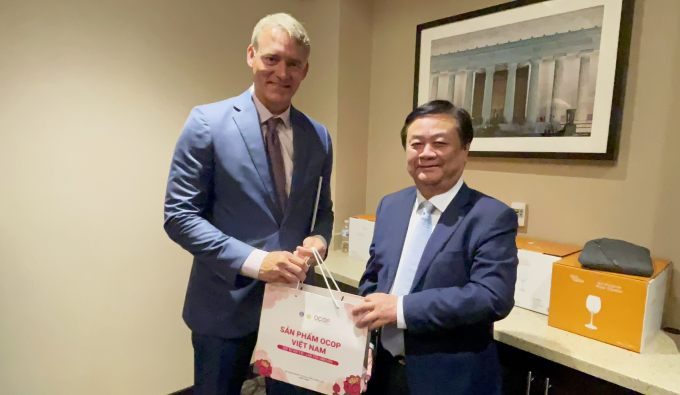 Minister Le Minh Hoan presents and introduces Vietnam's OCOP products to Mr. Paul Dyck, Vice President of International Government Affairs of Walmart. Photo: Le Trung Quan.  