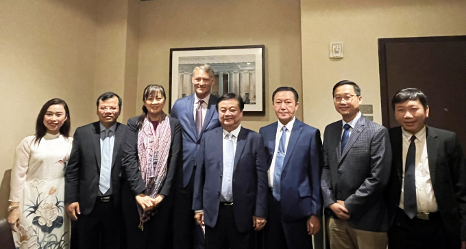 Minister Le Minh Hoan (fifth person from the left) and Mr. Paul Dyck, Vice President of International Government Affairs of Walmart (fourth person from the left) take a photo with representatives of localities and enterprises from Vietnam. Photo: Le Trung Quan. 