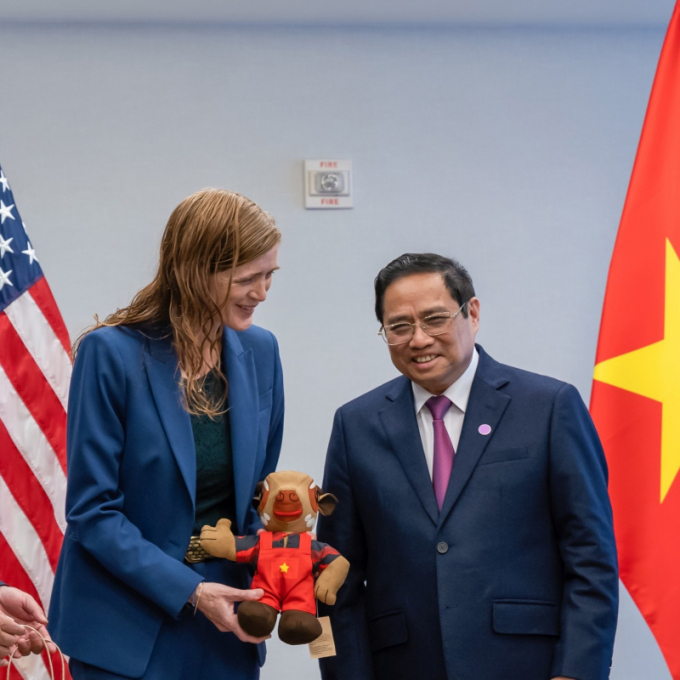 Thủ tướng Phạm Minh Chính tặng quà lưu niệm cho bà Samatha Power. Ảnh: US Embassy.