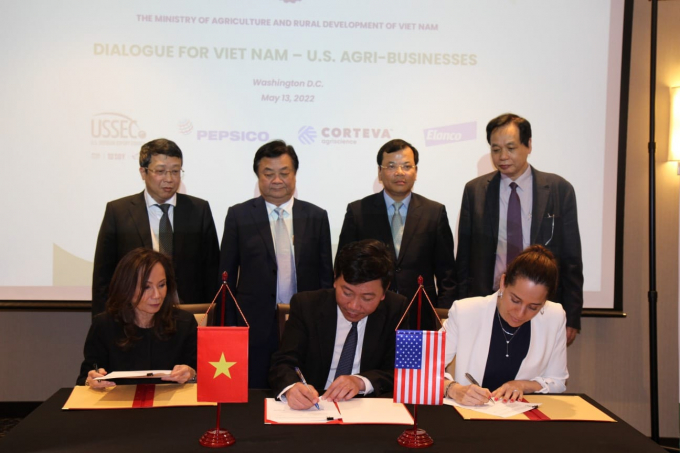 Bộ trưởng Lê Minh Hoan cùng lãnh đạo Bộ NN-PTNT chứng kiến lễ ký MOU. 