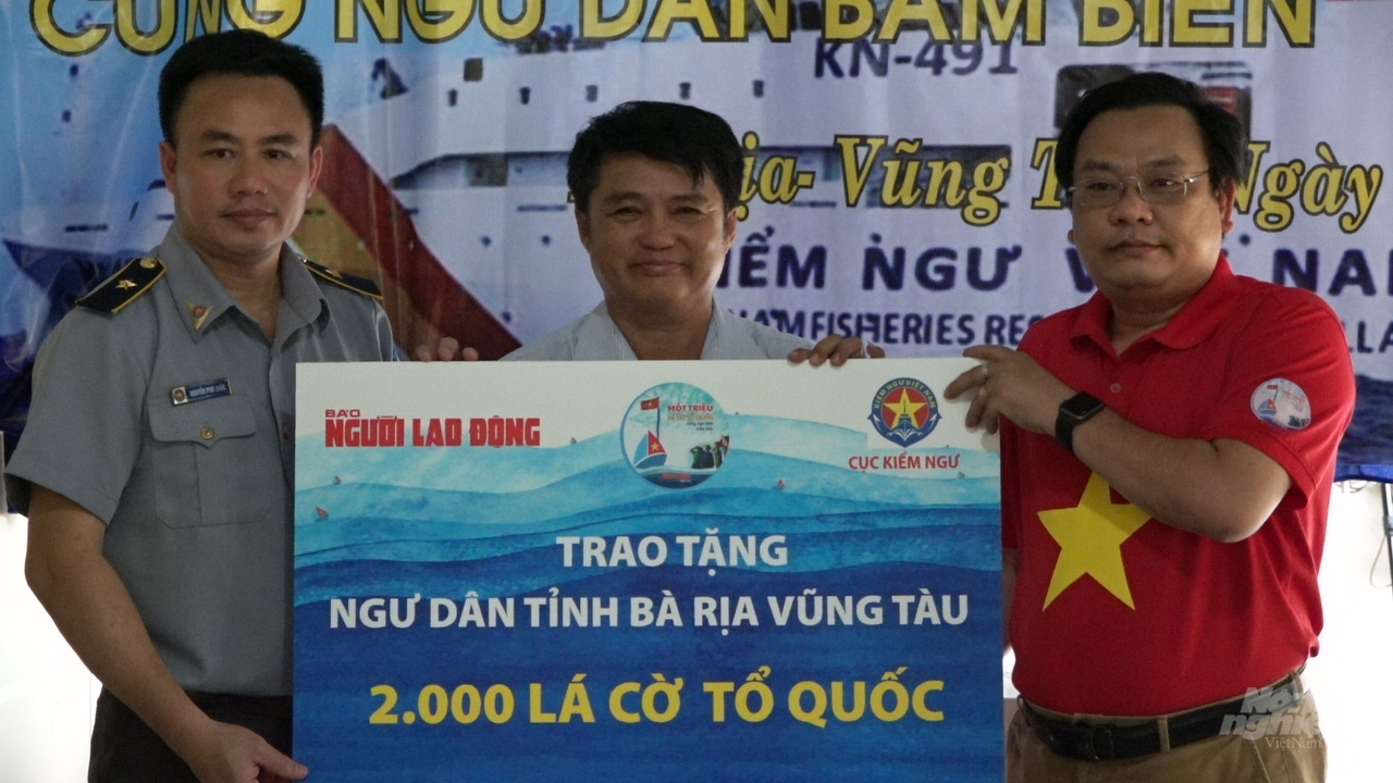 Đoàn công tác của Cục Kiểm ngư (Tổng cục Thủy sản - Bộ NN-PTNT) và Báo Người Lao Động trao tặng 2.000 lá cờ Tổ quốc cho các chủ tàu cá, ngư dân  BR-VT vươn khơi bám biển. Ảnh: Minh Sáng.