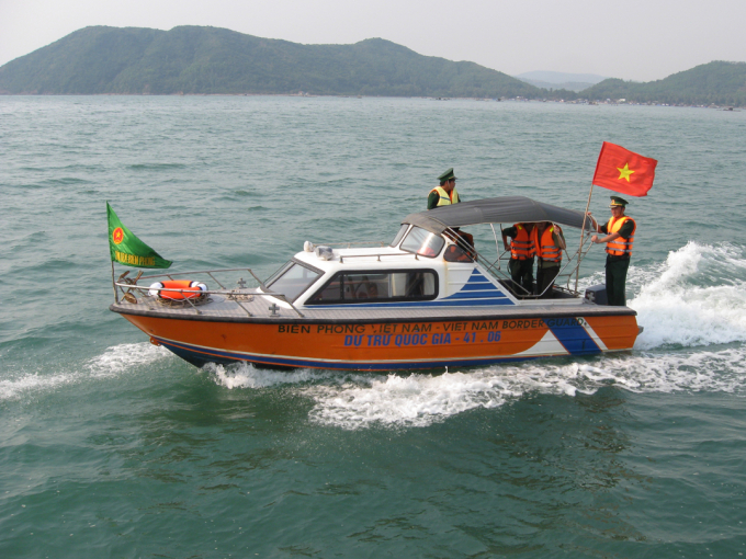 Cơ quan chức năng tỉnh Phú Yên tuần tra trên biển để xử lý các tàu vi phạm. Ảnh: KS.