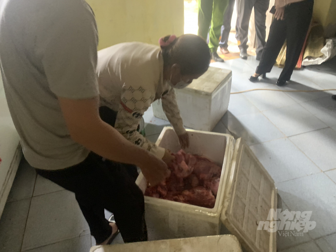 3 thùng xốp thịt lợn nhiễm dịch chuẩn bị được Quang vận chuyển gửi vào Thanh Hóa thì bị phát hiện, bắt giữ. Ảnh: VB.
