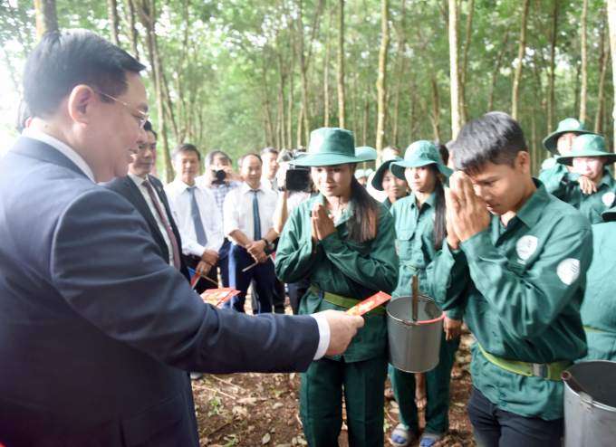 Chủ tịch Quốc hội Vương Đình Huệ tặng quà cho công nhân Cao su Việt Lào. Ảnh: VRG.