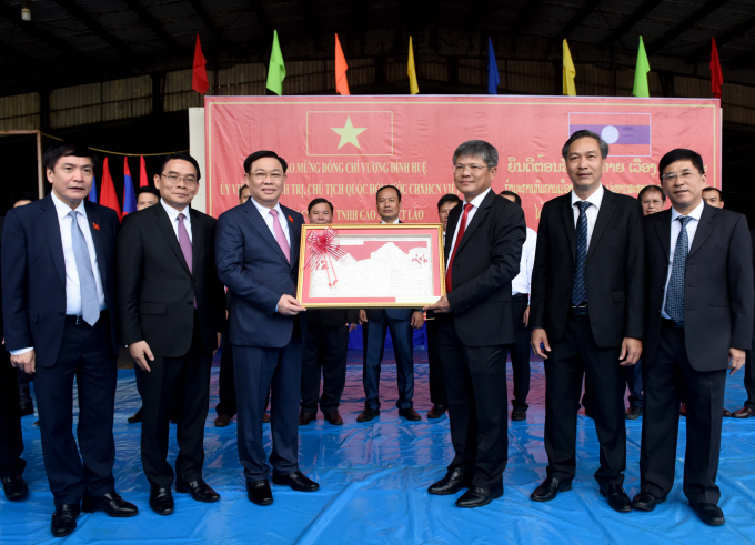 Ông Trần Công Kha, Bí thư Đảng ủy, Chủ tịch HĐQT VRG tặng quà lưu niệm cho Đoàn công tác của Quốc hội Việt Nam. Ảnh: VRG.