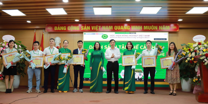 Nguyên Bộ trưởng Bộ NN-PTNT Nguyễn Xuân Cường và Giám đốc Học viện Nông nghiệp Việt Nam Nguyễn Thị Lan khen thưởng các tập thể, cá nhân đạt thành tích cao trong nghiên cứu khoa học.