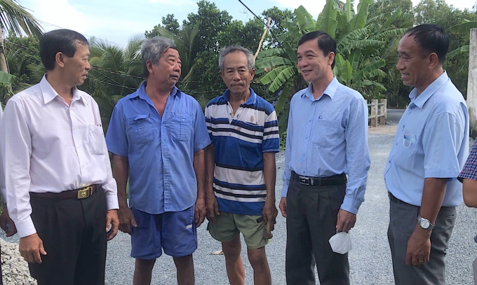 Lãnh đạo BQL Dự án VnSAT Tiền Giang và UBND huyện Cái Bè trao đổi với người dân tại buổi nghiệm thu. Ảnh: Minh Đảm.