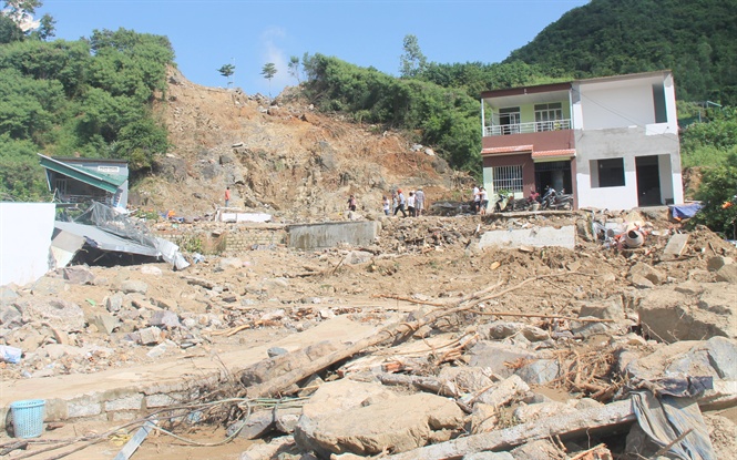Vụ sạt lở 'hồ vô bơi cực' của dự án khu nhà ở cao cấp Hoàng Phú, phường Vĩnh Hòa (TP Nha Trang) làm 4 người trong một gia đình thiệt mạng vào năm 2018. 