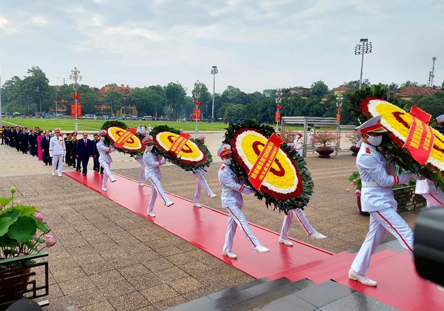 Vòng hoa của Đoàn mang dòng chữ 'Đời đời nhớ ơn Chủ tịch Hồ Chí Minh vĩ đại' - Ảnh: VGP.